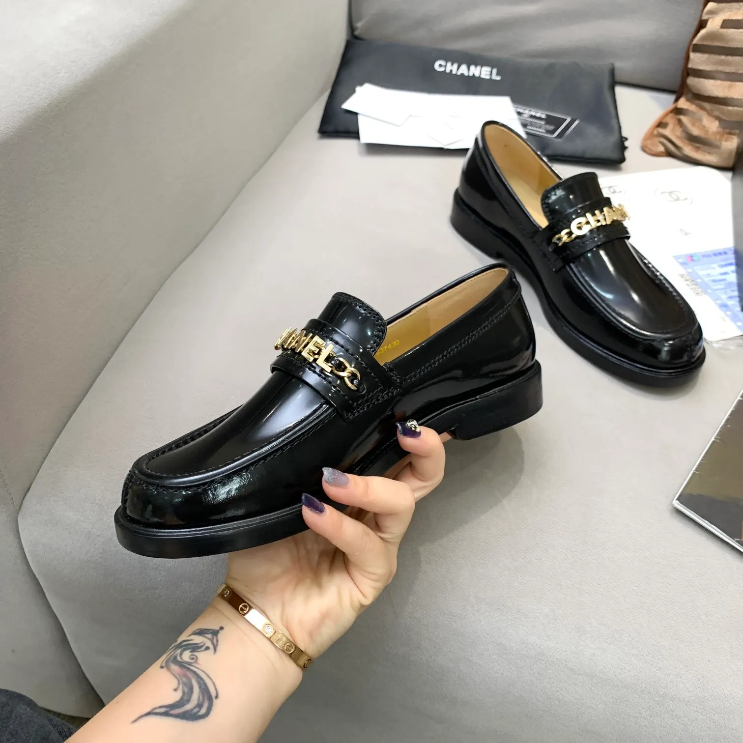 👟👟Ex-factory price 520👟👟D's 2022 new autumn white shoes. This Di*r Star sneaker continues the timeless silhouette and is carefully made of white cow leather, so it will be particularly comfortable on the feet. It is decorated with tonal suede panels and metal stars⭐️ to decorate the shoelace eyelets to enhance the style. The style is lightweight and matched with thin soles with "Christian Dior" logo. It is suitable for all seasons and can be matched with all kinds of casual looks to add a finishing touch. Classic and very attractive⚡️ Upper: custom-grade calfskin. Lining: cowhide lining. Outsole: original T👟👟factory price U outsole. Size: 35-40 for women and 39-45 for men (40 for women and 45 for men, customized)